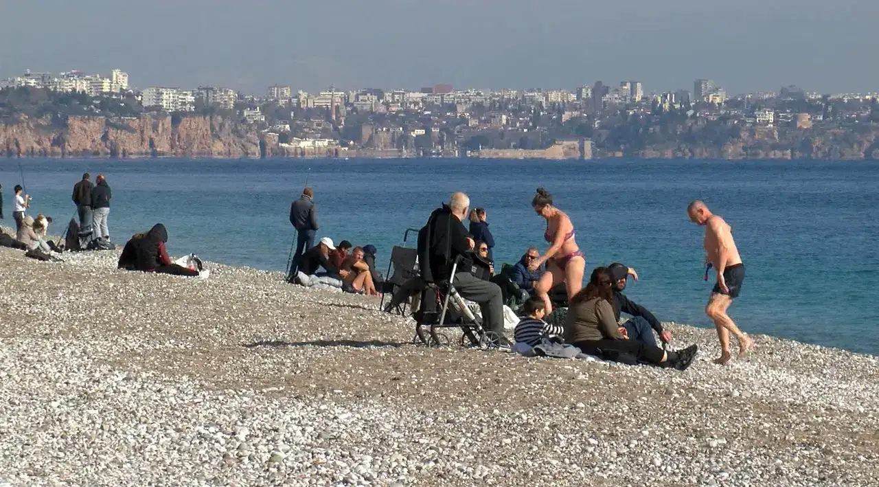 Konyaaltı Sahili’nde Güneşlenip Denize Girdiler 3